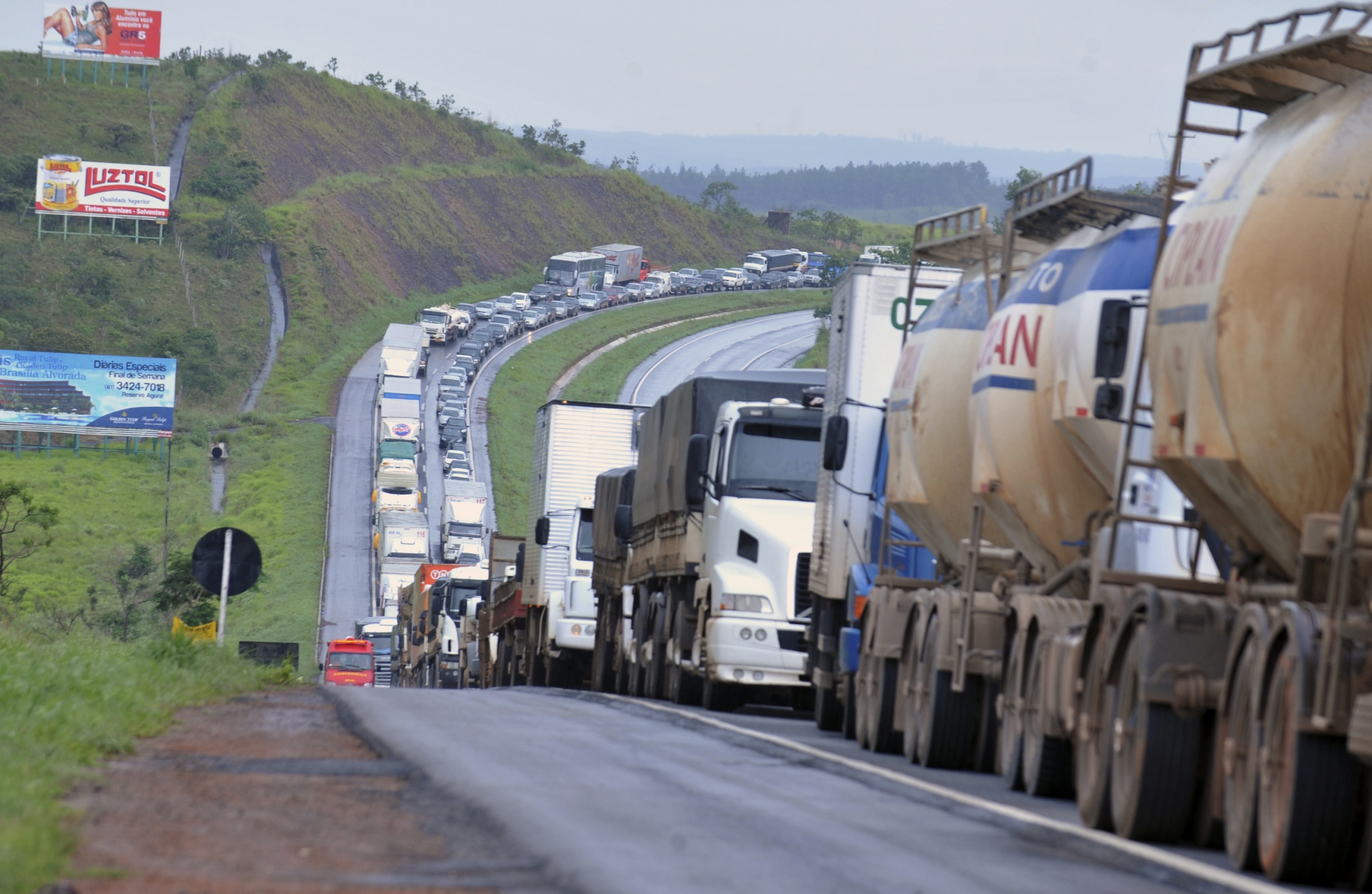 Por fim da greve, Temer cede e faz MPs com tabela de frete e isenção de eixo suspenso Por fim da greve, Temer cede e faz MPs com tabela de frete e isenção de eixo suspenso
