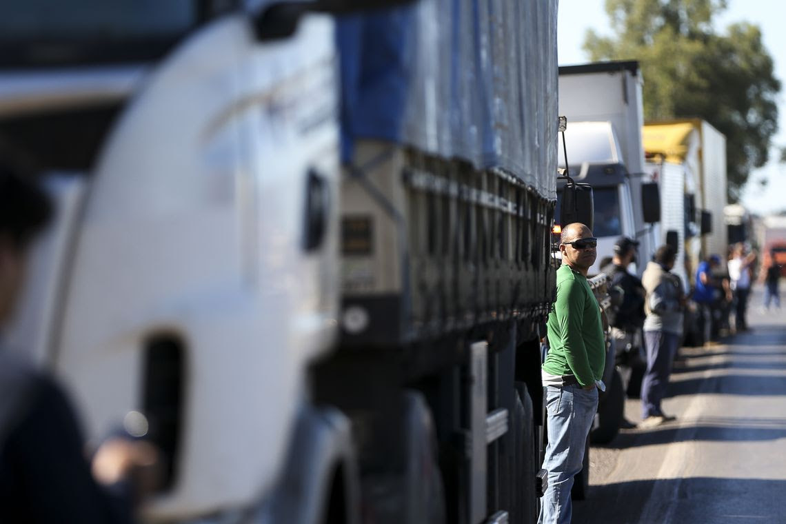 Caminhoneiros ameaçam com piquetes empresas que estão contratando frota própria, diz associação