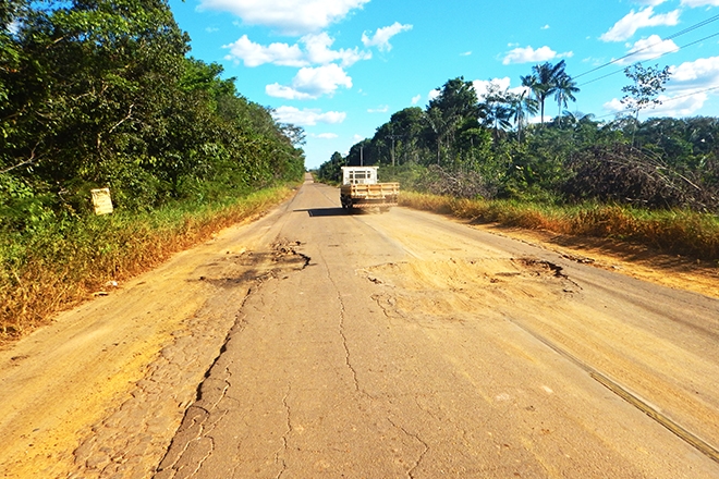 Problemas estruturais em rodovias dobram chances de acidentes graves, aponta CNT