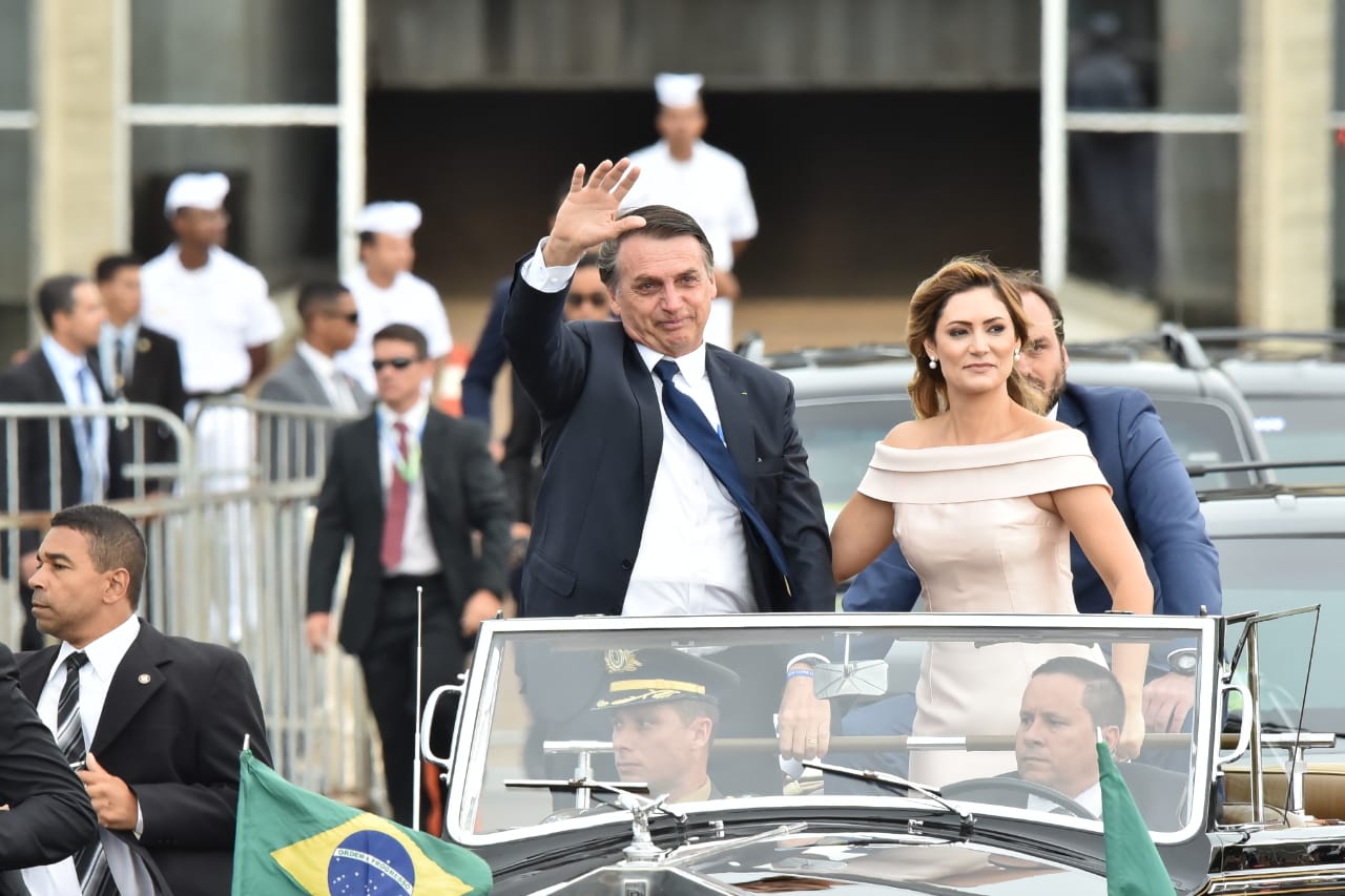 Bolsonaro toma posse e fala em acabar com o gigantismo estatal Bolsonaro toma posse e fala em acabar com o gigantismo estatal