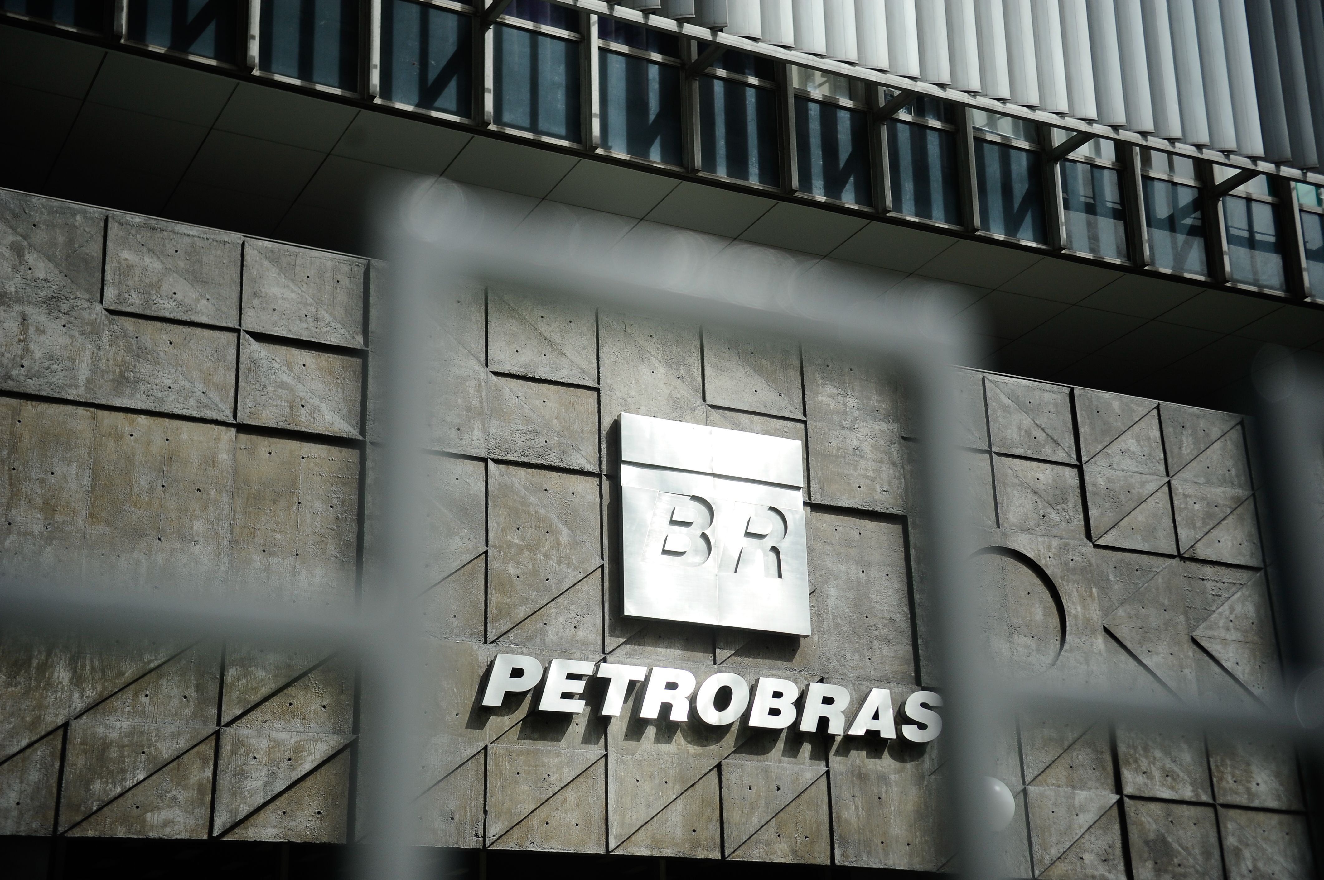 Petrobras paga os maiores salários, e Eletrobras, os menores, dentre as cinco principais estatais brasileiras Petrobras paga os maiores salários, e Eletrobras, os menores, dentre as cinco principais estatais brasileiras