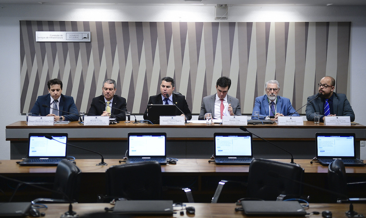 Senador quer votar projeto com o novo modelo do setor elétrico no fim de setembro Senador quer votar projeto com o novo modelo do setor elétrico no fim de setembro