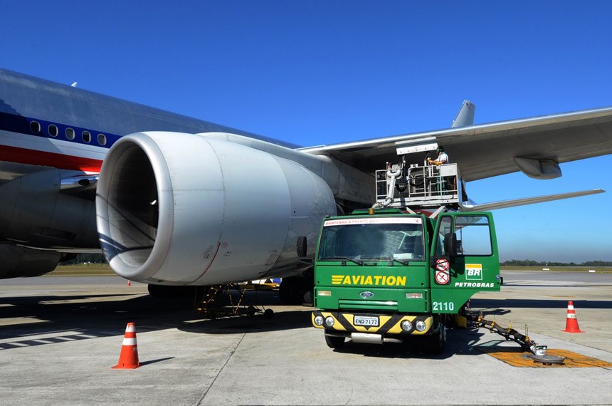 Empresas aéreas criticam políticas de preços da Petrobras para combustível de aviação Empresas aéreas criticam políticas de preços da Petrobras para combustível de aviação