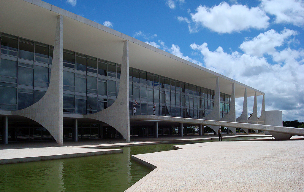 Governo negocia com bancos multilaterais alívio nas dívidas de estados e municípios Governo negocia com bancos multilaterais alívio nas dívidas de estados e municípios