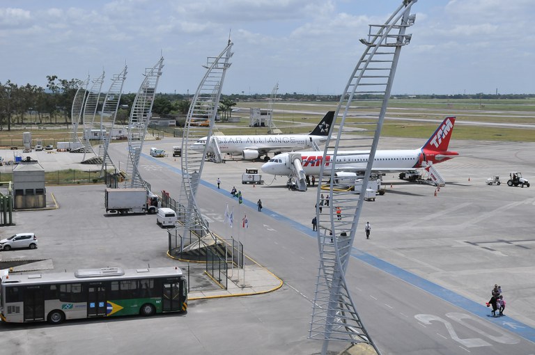 Custo da judicialização no setor aéreo é de R$ 1 bi ao ano, apontam diretores da ANAC Custo da judicialização no setor aéreo é de R$ 1 bi ao ano, apontam diretores da ANAC