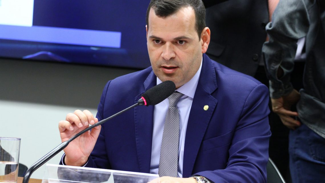 Lobby tenta alterar PL do Free Flow para obrigar implantação de chip e adia votação Lobby tenta alterar PL do Free Flow para obrigar implantação de chip e adia votação