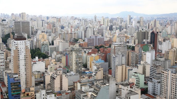 Como normas de planejamento urbano podem promover densidade e acesso a infraestrutura